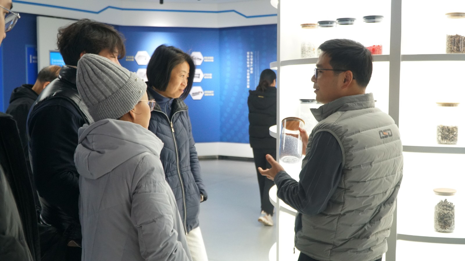 https://www.cn-amd.com/upload/ueditor/1735538564681552.jpg